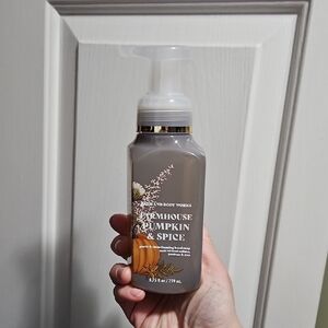 NWT BBW Farmhouse Pumpkin & Spice Foaming Hand soap